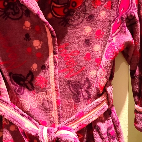 Romeo and Juliet Couture velvet hooded robe - Picture 2 of 4